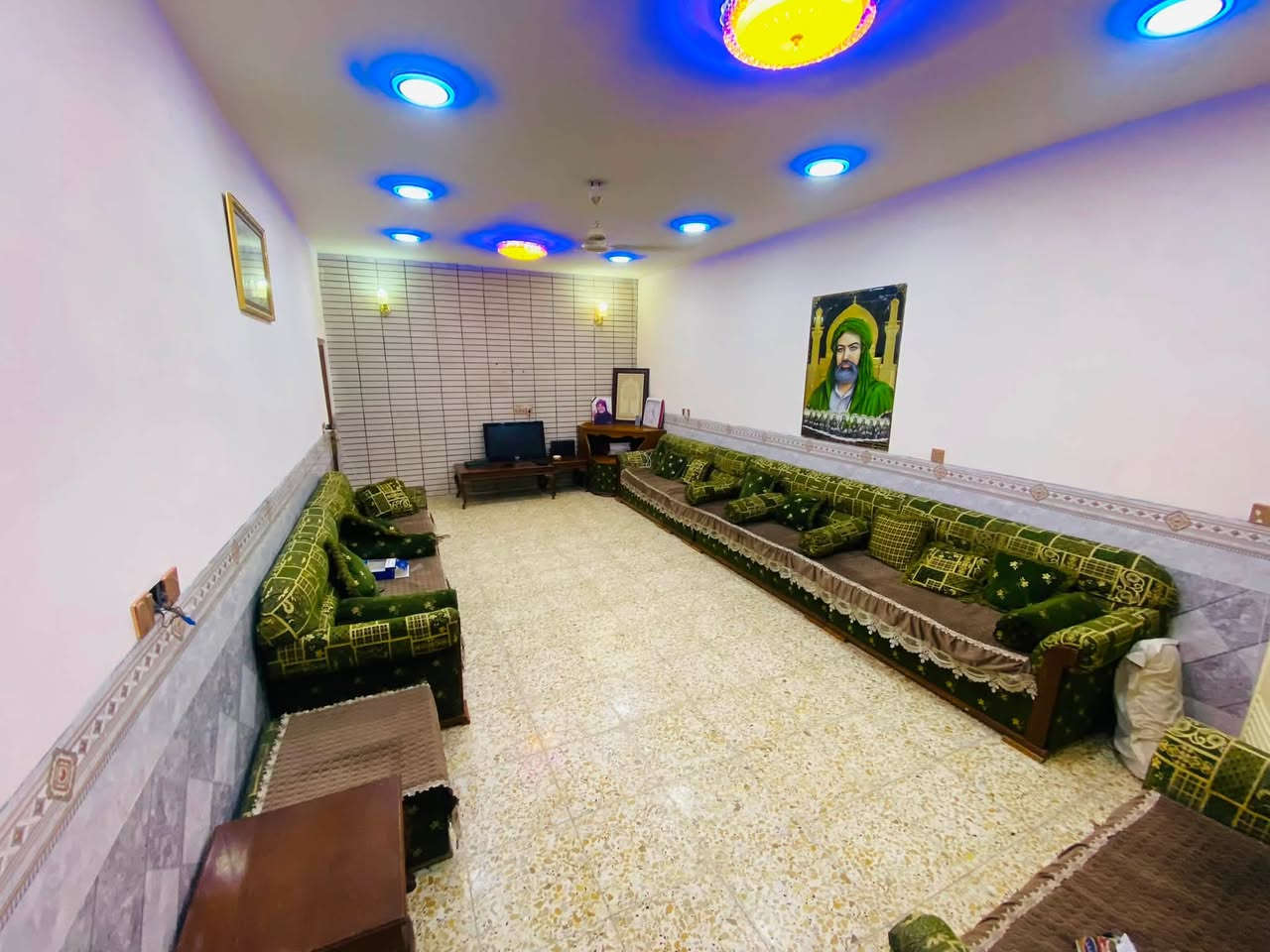 السلام عليكم 
بيت للبيع مساحه ١٨٠ م واجهه ١٠ نزال ١٨
يحتوي على غرف نوم عدد٢ مساحه ٥/٥ وثانيه ٦/٤
صاله استقبال ٧/٣.٧٥
حمامات عدد ٢ داخلي وخارجي 
بيت بناء طابوق مسلح سطح شتايكر  
📍العنوان بغداد جسر ديالى الكرغوليه السايد الواحد شارع ملايين بلبدايه
☎️📞***********/***********/‭***********‬
