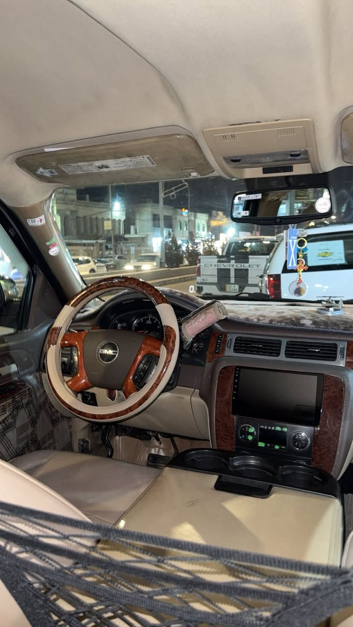 جمسي ٢٠٠٩ فحل خليجيه داخل عسلي طبله اصل اصوليه رقم انبار انكليزي ب اسمي  جهازه ونضيفه مكفوله بدون حادث اصل شمباني ومصبوغه ابيض سعرها ١٩٦ وبيها مجال بسيط جدا 
***********
