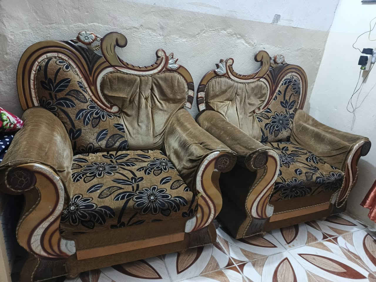 سلام عليكم تخم 4كراسي وقنفات ثنين كبار للبيع ب75 مثل ما موضح بصوره وبي مجال ***********

