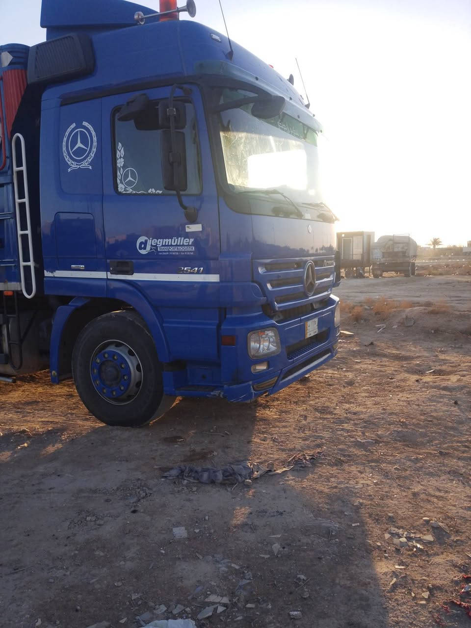 السلام عليكم سيارة اكتروس موديل ٢٠٠٤دبل تاير سياره خير من الله رقم الهاتف راعي السياره ***********
