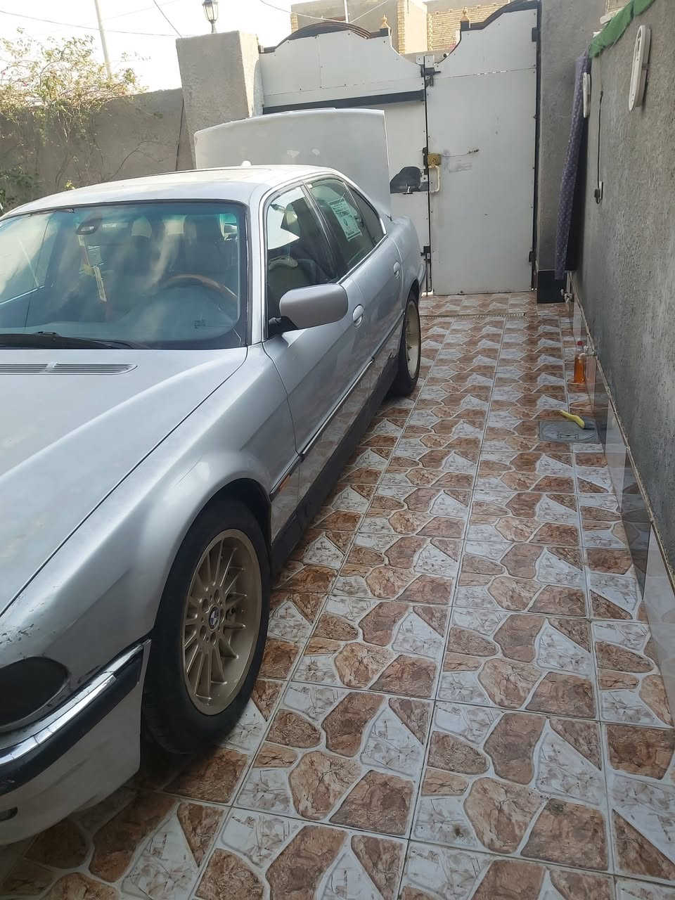 السلام عليكم 
كاسح 740i أصل بلاد بأسمي تحويل مباشر 
باتري جديد
عمبار + بريشر + دسكات دهن بريك منضومة البريك كاملة جديدة
صدر أمامي كامل جديد 
صدر خلفي كامل جديد + دبلات ولوي 
داينمو حاوية + دركة حاوية + كونترول جام جديد
ويل كب شعاع حاوية أصلي + صبغ حراري مع العلامات 
تبريد شغال ثلج نقص بس مروحة 
نقص باور وترتيبات بسيطة 

السعر/ ٦٥ وبي مجال الشراي بي خير ويدلل
رقم الهاتف / ***********
