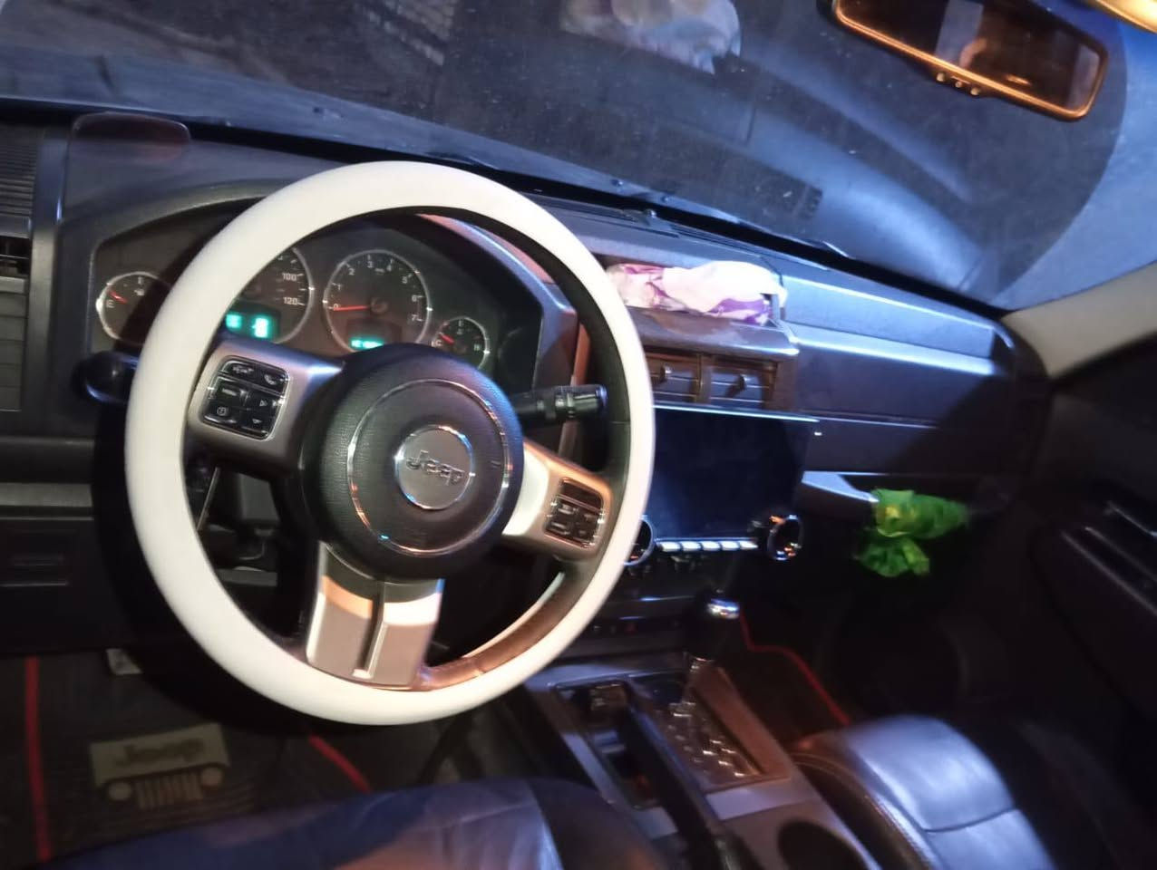 السلام عليكم جيب لبرتي مديل 2012 السيارة مكفولة مكينة و كير وحداديه وتخم تاير السيارة فول مواصفات تحكم ستيرن جهتين كشنات كهرباء بنوراما اكروز شاشه اوكامره منضومه زنون السياره فور ويل السياره منضومه غاز 80 لتر السيارة باسمي ارقام انكليزي هزه جديدة السيارة جديدة مال جناي رقمها بغداد مكانها بغداد الامين الثانية حي الرأسه رقم *********** السعر 90
