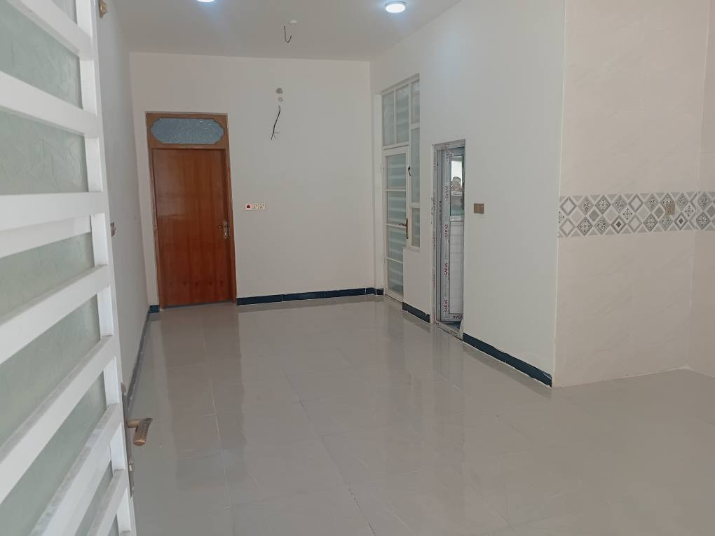 بيت البيع في نجف حي العسكري قرب اسواق ادم وقرب اسواق السنبله المساحه ١٠٠متر تفاصيل البيت غرفة وصالة ومطبخ وصحيات بناء جديد البيت  فارغ منطقه ال٤٠٠٠ بيت جديد سعر البيت  ١٠٧ مليون مع المجال بيع او مراوس للإستفسار *********** النجف, العراق
