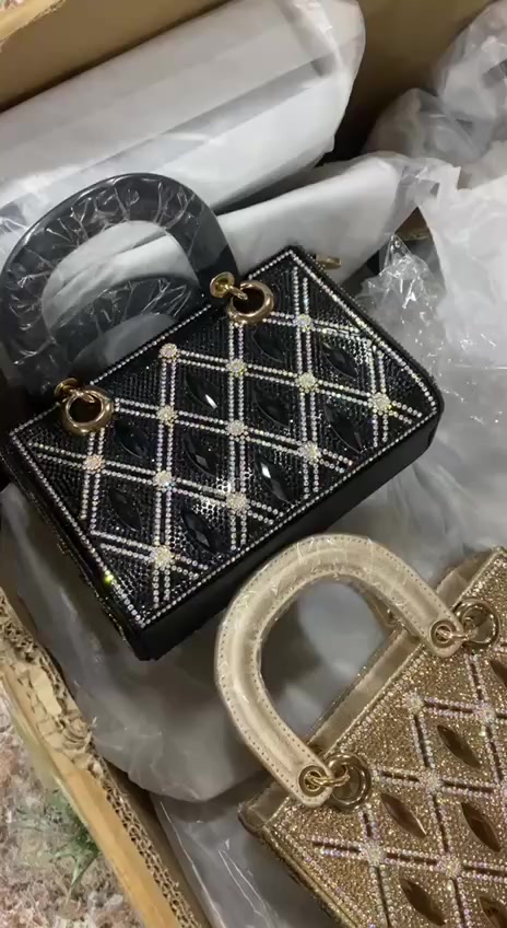 افضل شنطات نسائية بيع مفرد و جملة توصيل للجميع محافظات العراق ✅🔥
📞  WhatsApp ***********
