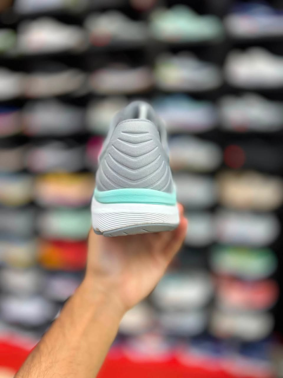 حذاء New Balance 860v10

مخصص للجري والمشي، يتميز بتصميمه الذي يجمع بين الدعم والثبات والراحة الفائقة أثناء الحركة.

قياس 42.5 القدم 27

السعر 75 الف

توصيل 5 محافظات 3 داخل النجف 
العنوآن نجف ملحق الروان
*********** واتساب
