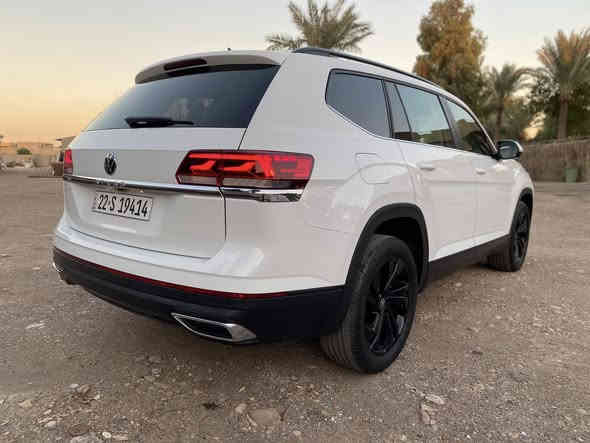 يالله 
السلام عليكم 
‏Volkswagen Atlas SE 2023
فولكس واكن اطلس فاملي فول مواصفات عدا الفتحة 
محرك 2.0 تيربو – اقتصادي
دفع أمامي – فتحة USB + بصمة + تشغيل عن بعد
شاشة كبيرة تدعم Apple CarPlay و Android Auto
نظام النقطة العمياء + تحذير الاصطدام + كبح تلقائي
7 مقاعد – 3 صفوف – كشنات جلد قرميدي 
تبريد ثلاثي + تحكم كهربائي بالمقاعد
جنوط رياضية أسود 20 إنج + أضوية LED كاملة
كاميرا خلفية + حساسات امامي خلفي
نظام تثبيت السرعة الذكي (Adaptive Cruise Control)
نظام مراقبة المسار ومانع الانزلاق
باب خلفي كهربائي يفتح مع حركة القدم 
الحادث كما موضح بالصور فقط بنيد صبغ
السيارة رقم اربيل 
مكان السيارة بغداد
للاستفسار ‭0771 033 9911‬
السعر اتصل

