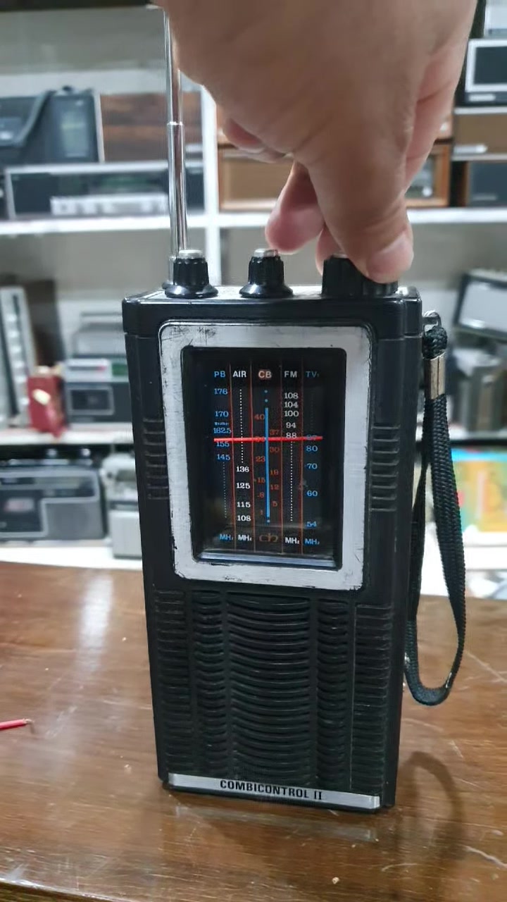 الرادیوو المانیة FM108 PB AIR CBTV 
اشتغل ٤ باتری قلمی


**إذا كنت صاحب هذا الإعلان وتريد حذفه لأي سبب، رجاءا أرسل رسالة إلى الدعم الفني**