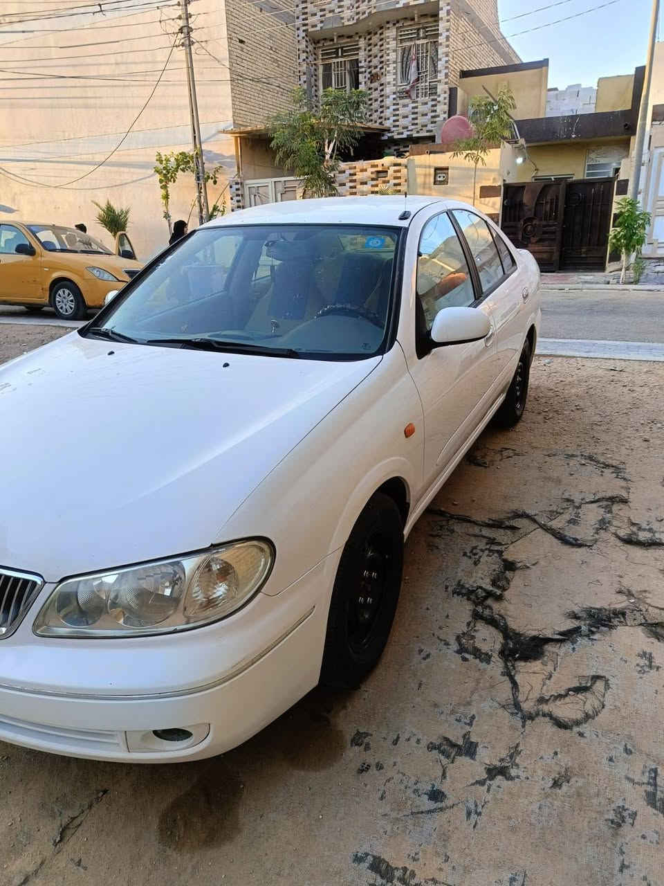 السلام عليكم نيسان صني ياباني أصلي موديل 2009 بيه صبغ فقط الباب إلي خلف السائق السياره جاهز محرك كير حداديه تبريد ***********
