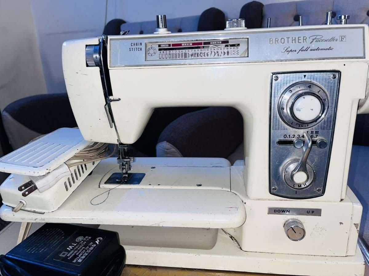 مكينه للبيع بسعر مناسب للتواصل عبر الرقم ***********
