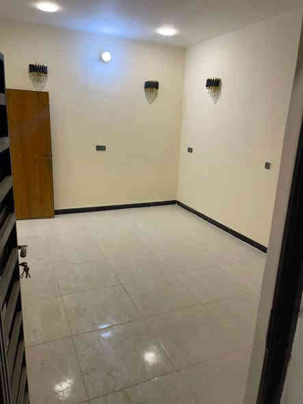 بسم الله الرحمن الرحيم السلام عليكم دار للبيع المساحه ١٠٠ عقد زراعي ١١٧  منطقه كامله من كلشي تبليط مجاري كهرباء  متر طابق ونصف  مشمول بتمليك يتكون من غرفتين  نضام سويت كامل وستقبال وحمامات  بوب الشام  شارع التربيه بدايته مدخل الحاج ضيفان للستفسار ***********
