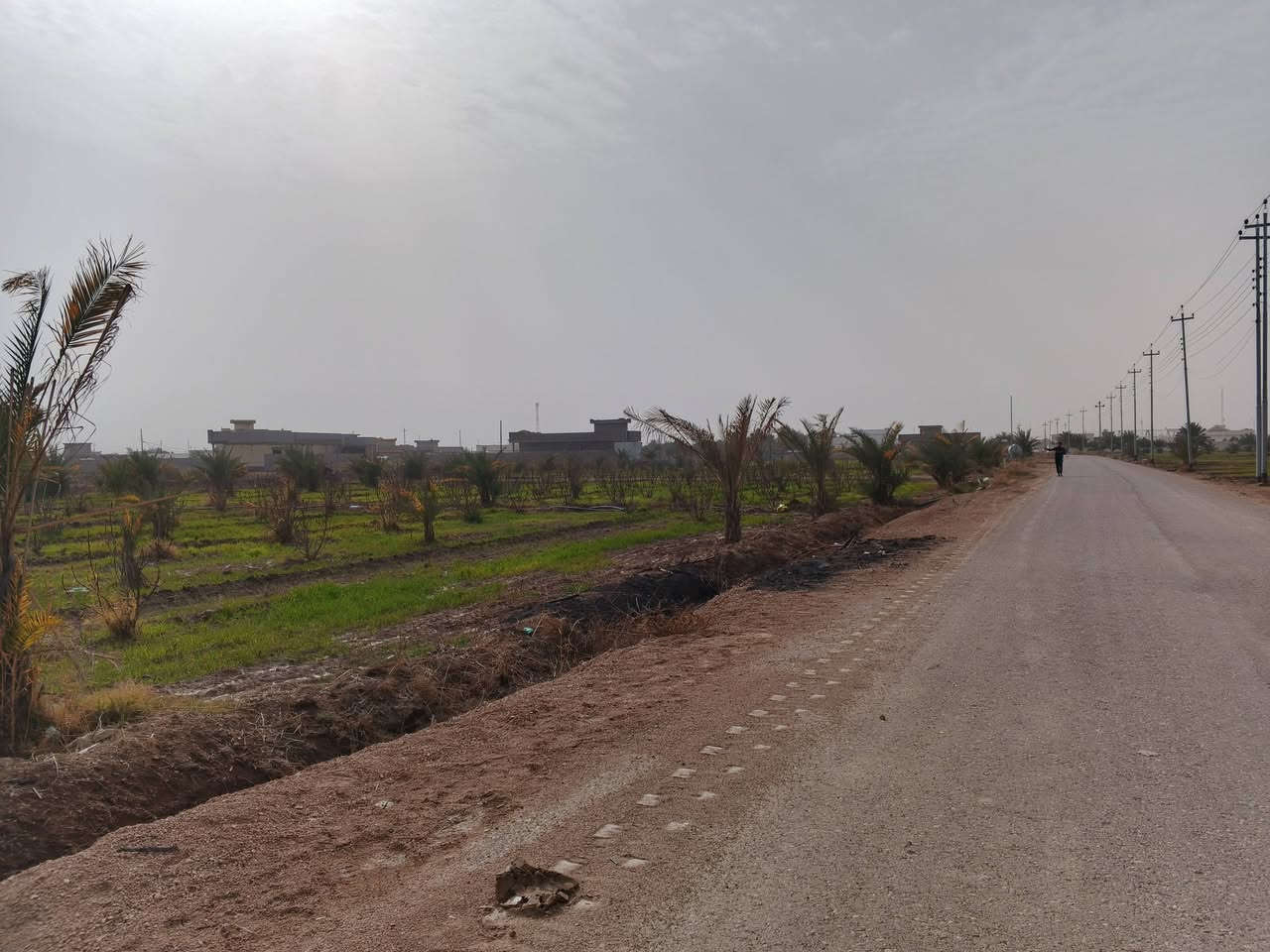 🔥 دونم للبيع 🔥
📍 الفلوجة – النساف
📐 المساحة: دونم واحد
📄 الطابو: سند 25
🛣️ يبعد 200 متر عن الشارع العام
🚧 على شارع تبليط جديد عرض 12 متر
📏 الواجهة: 60 متر
📐 النزال: 42 متر
💧⚡ خدمات كاملة: ماء وكهرباء
🏡 مناسب للسكن والاستثمار
📞 للاتصال: ***********
