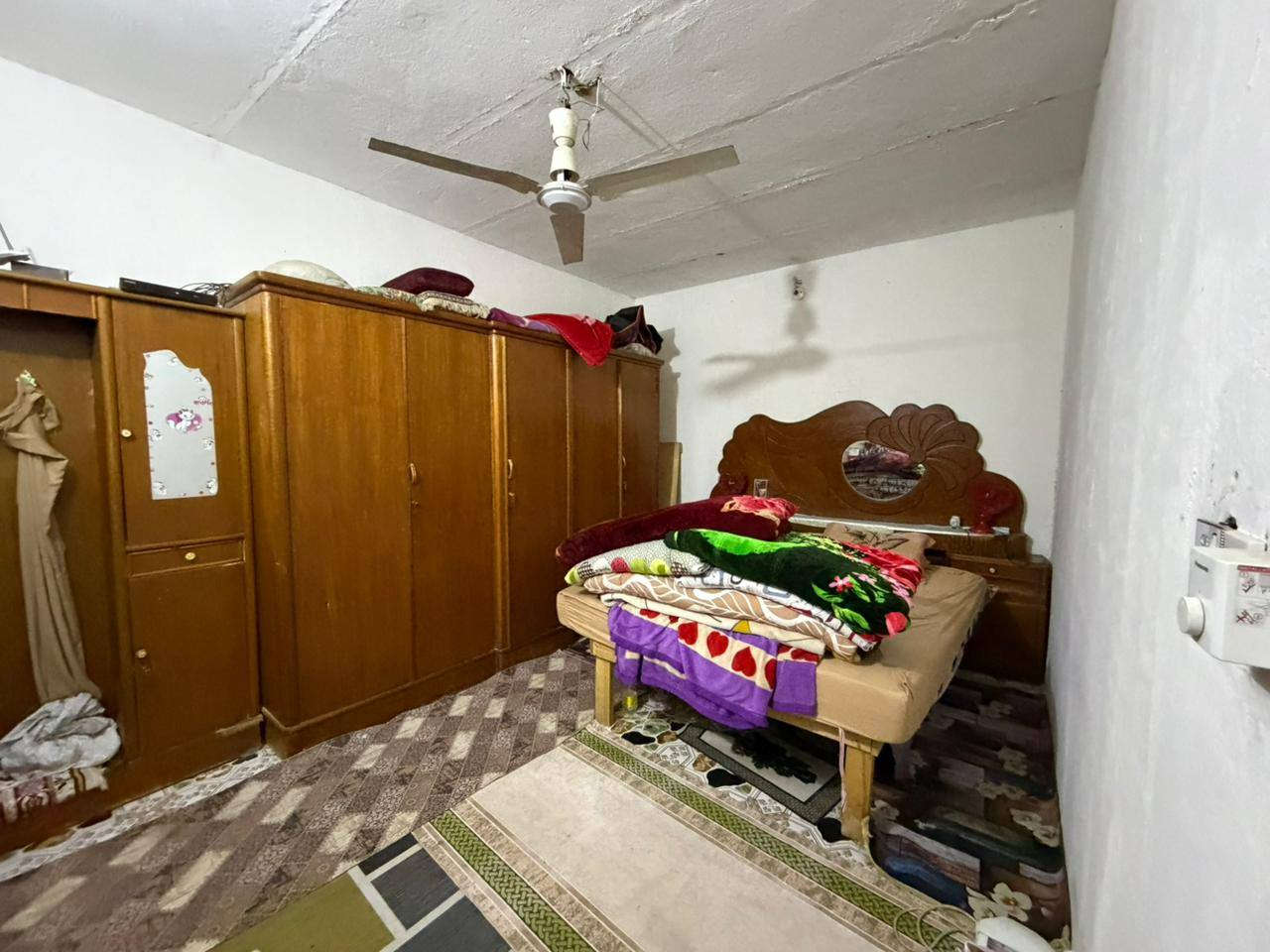 بيع مستعجل  السعر 14 ونص بيت 100 متر  يتكون البيت من غرفه وصاله ومطبخ واستقبال وصحيات  سند 25 مداور بأسم المشتري  مشموله  بالتطويب   العنوان خلف شارع الوكفة القديمةالبوجاسم شارع المجمع  ***********+*********** واتساب  ***********او مراسلة الصفحة
