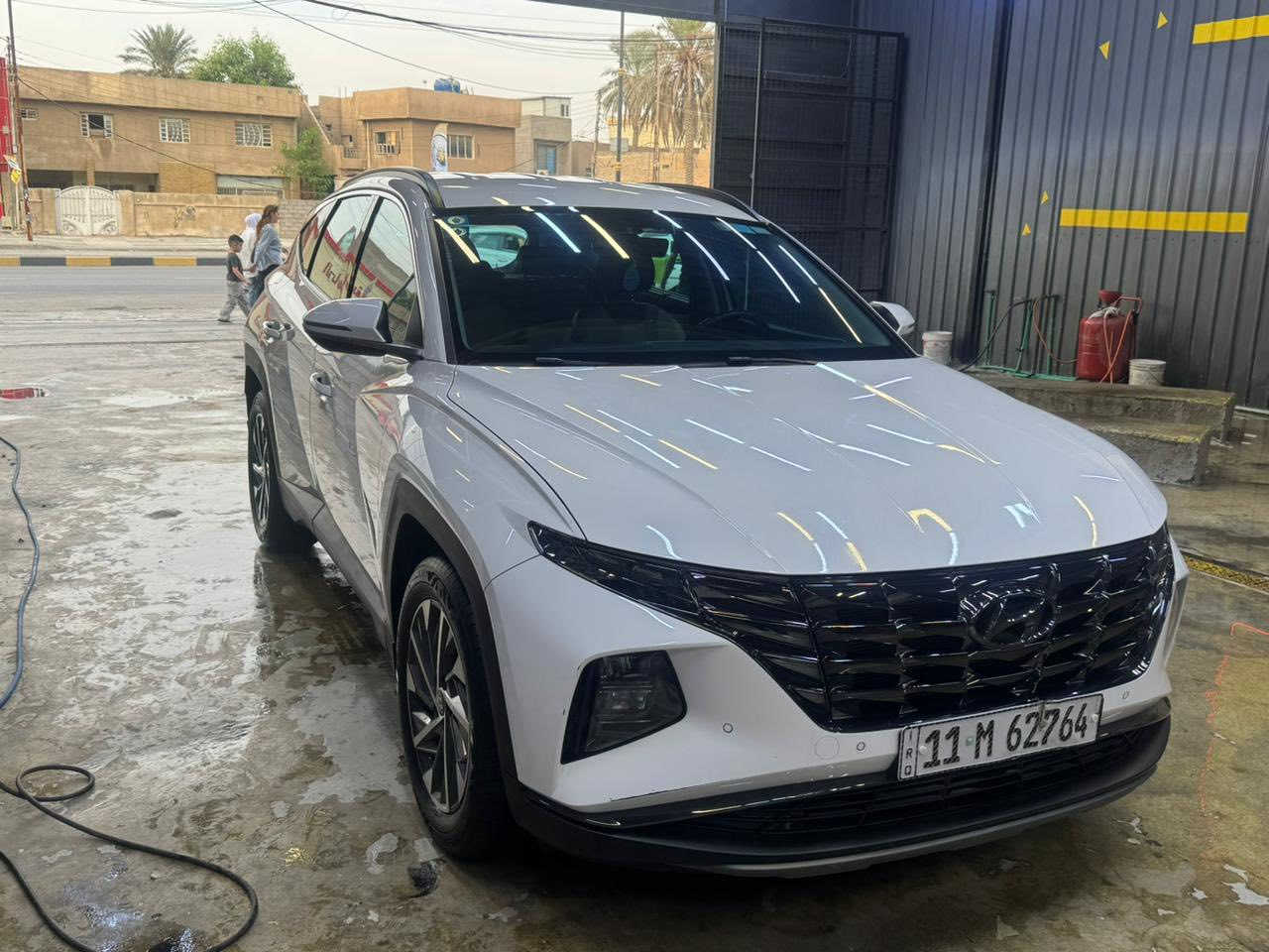 السلام عليكم
توكسان موديل 2024 
فول مواصفات عدا الفتحه 
حساسات امامي خلفي 
كامره خلفيه 
بصمه 
اشاير بالمري
شاشه كبيره 
مانع تزحلق
فول تحكمات ستيرن 
ماشيه 31 الف كيلو 
بيهه رصعات خفيفه بالباب الأمامي والخلفي وبيهه بارد بالنصدوك على كد شبر حاله حال الخط
السعر 217 بيها مجال 
للاستفسار ‭0772 248 9714‬
