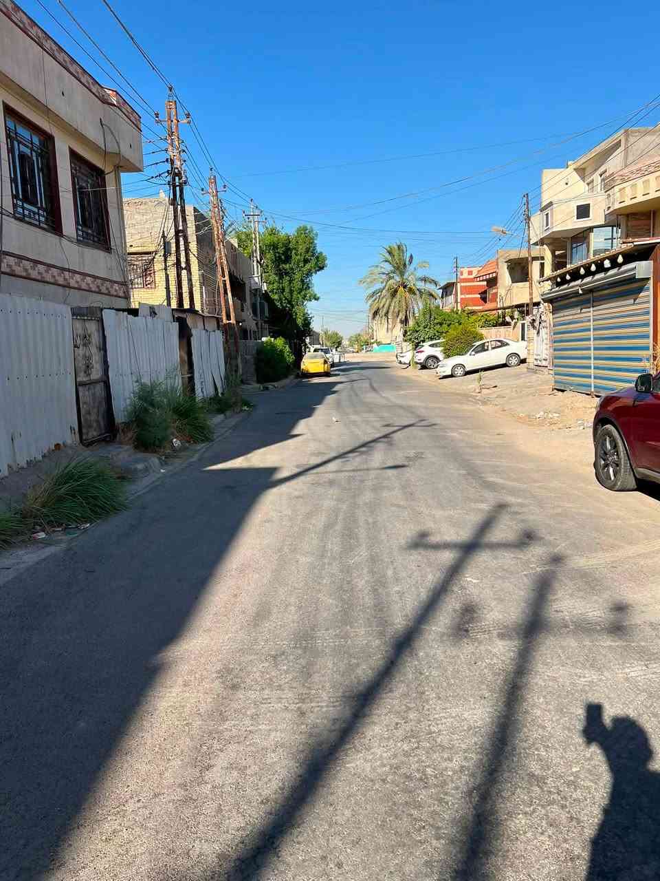 السلام عليكم
🏠 للبيع بيت المساحة 90 متر  الواجهة 9 النزال 10 نوع العقار طابو صرف يحتوي على 2 طوابق 
ويحتوي على 3 غرف نوم ويحتوي على🛁 ٣ حمامات وصاله ومطبخ ومنور و حديقة🏡 خارجية وكراج داخلي  موقع البيت حي الجهاد مربع الطائي شارع ١٥ متر مقابل مجمع النسيم ☎للاتصال مباشر مع صاحب الدار ***********
