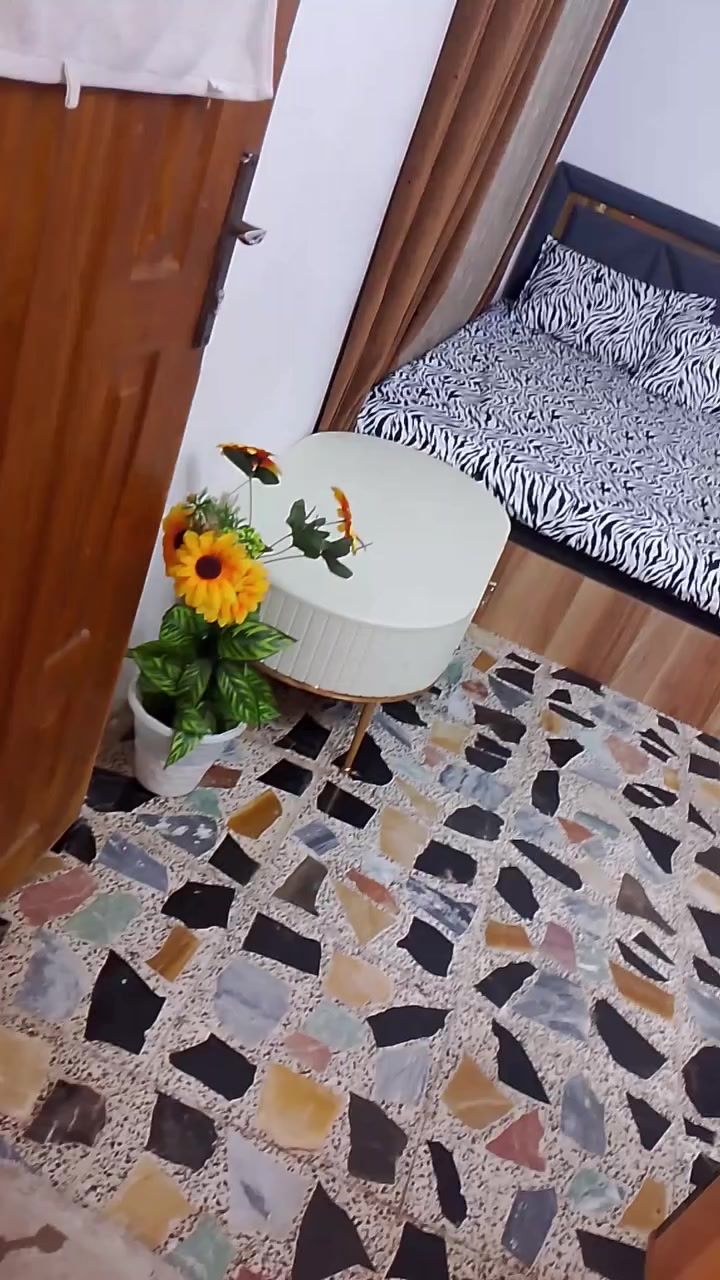 السلام عليكم غرفه تركي ٥قطع درجه اولى نظيفه جدا سعر ٤٥٠وبيها مجال  ***********
