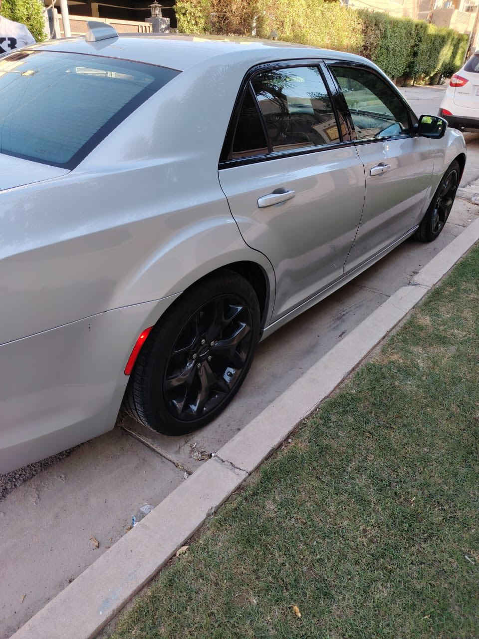 السلام عليكم
كرايسلر اوباما 300s موديل 2023 للبيع 
السياره فول لفول 1/1 ام الرادار 
المحرك 5700  هيمي 8V
بنوراما 
ستاره خلفيه كهرباء 
حساس امامي خلفي 
رادار امامي 
رادار جانبي 
مقاعد تدفئة وتبريد 
ستيرن تدفئه 
دمام خلفي 
السياره رادار امامي معروفه تجي فول لفول 
ماشيه 25000  ألف كيلو 
حادثه موضح بالصور فقط دعاميه اماميه مبدله نفس اللون لباقي كله مكفول 
السعر 35000  ألف دولار 
يعني 3 شدات و50 ورقه فقط بيع 
***********
