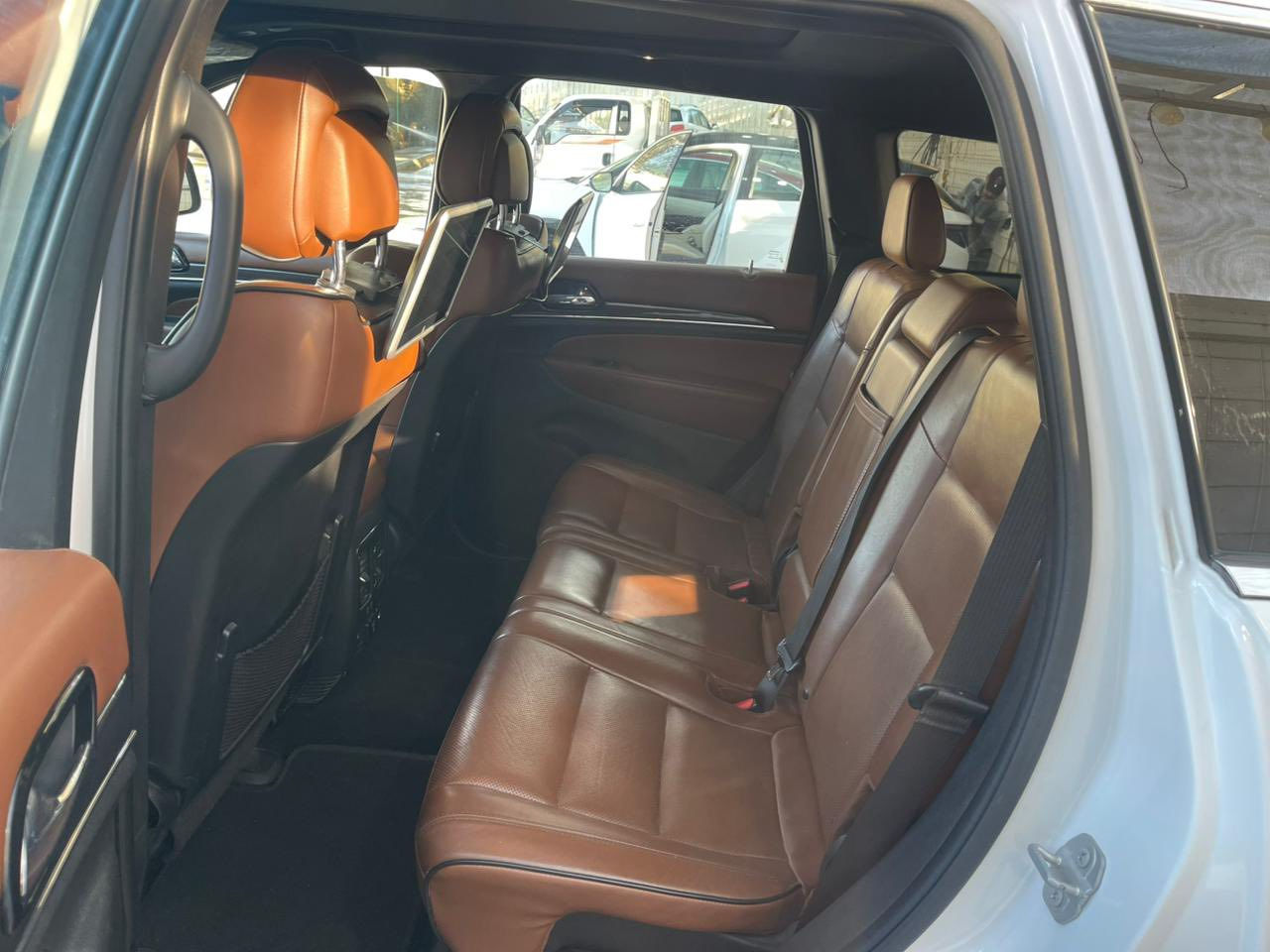 السلام عليكم 
جيب اوفر لاند وارد امريكي لون ابيض موديل2021
مواصفات السياره
1/سقف كنتاره
2/كشنات جلد حار بارد 
3/مري شفط
4/رادار جانبي
5/ حساس  خلفي
6/ثلث شاشات 
7/فور ويل
8/محرك 3600
9/الصندوق الخلفي كهرباء
10/كشنات خزن ميموري
11/ستيرن كهرباء
12/اطفاء عند التوقف ذاتي
13/داخل قرمدي
 14/داش كام
وبعد بيه هواي مواصفات

اخوان السياره حادث فقط بنيد باقي السياره مكفول

مكان السياره الديوانيه
***********
