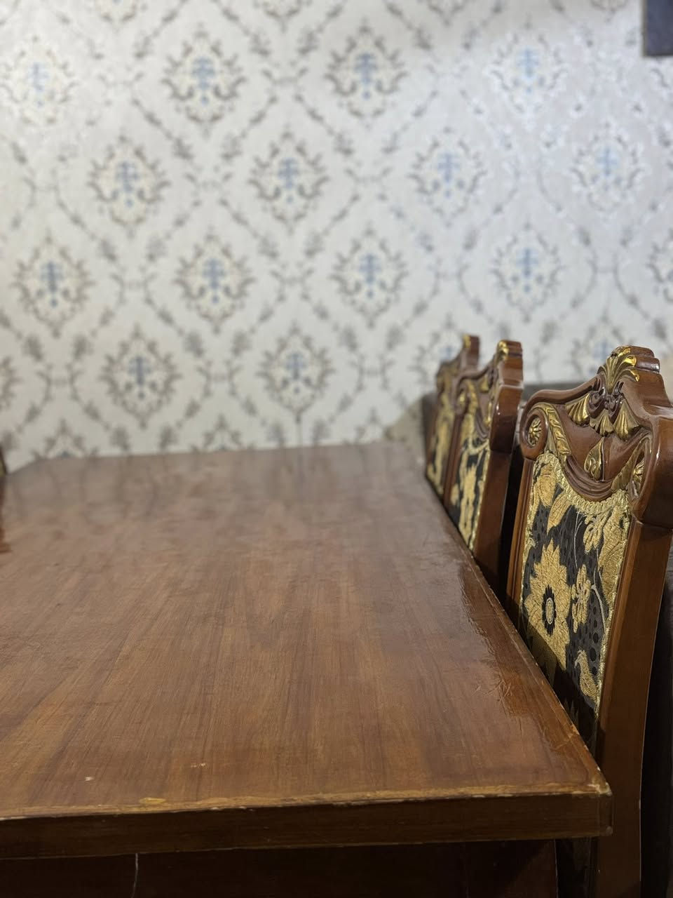 السلام عليكم ميز طعام للبيع متكون من 6 كراسي السعر 350 وبي مجال ***********
