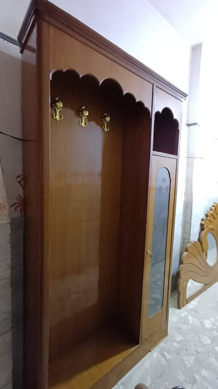 غرفه للبيع خمس بيبان نضيفه احله من الصوره السعر 550 الشراي يراسلني خاص او واتساب ***********
