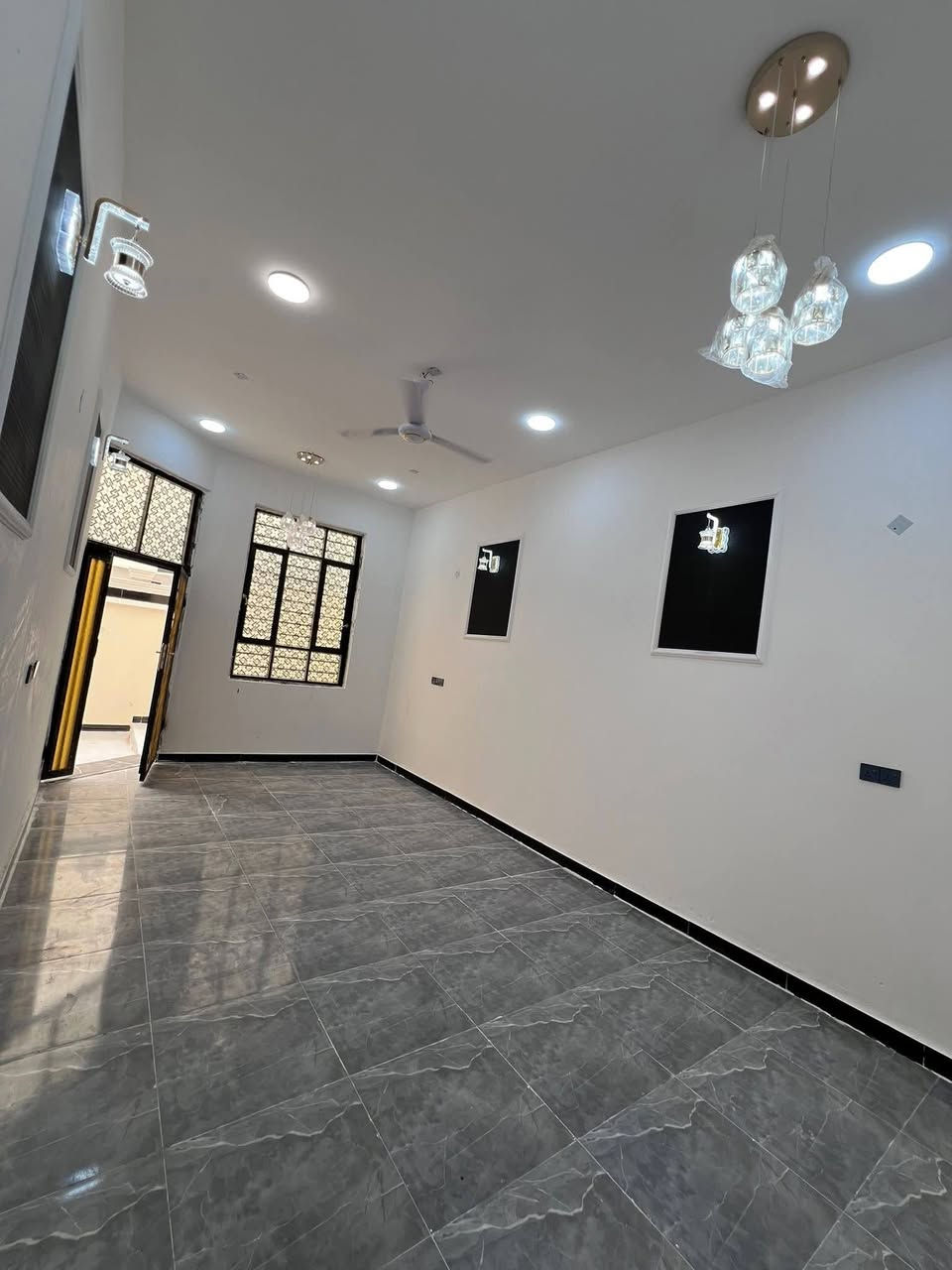 دارين سكن #متجاورات 🏠
البصرة - ابي الخصيب - طريق سيد حامد 
قرب مدينة الأندلس السكنية 
#مساحة_الدار_الواحد :: 165م
#يحتوي_كل_دار :: كراج . صالة . مطبخ . استقبال
صحيات داخلية وخارجية . غرفتين منام . مناور 
ملك صرف زراعي عراقي نموذج 25
البناء حديث / شغل مرتب 
شارع 10م : ماء : كهرباء : انارة : مدارس 
#سعر_الدار_الواحد : 85 مليون قابل للتفاوض
#للأستفسار :: ***********
