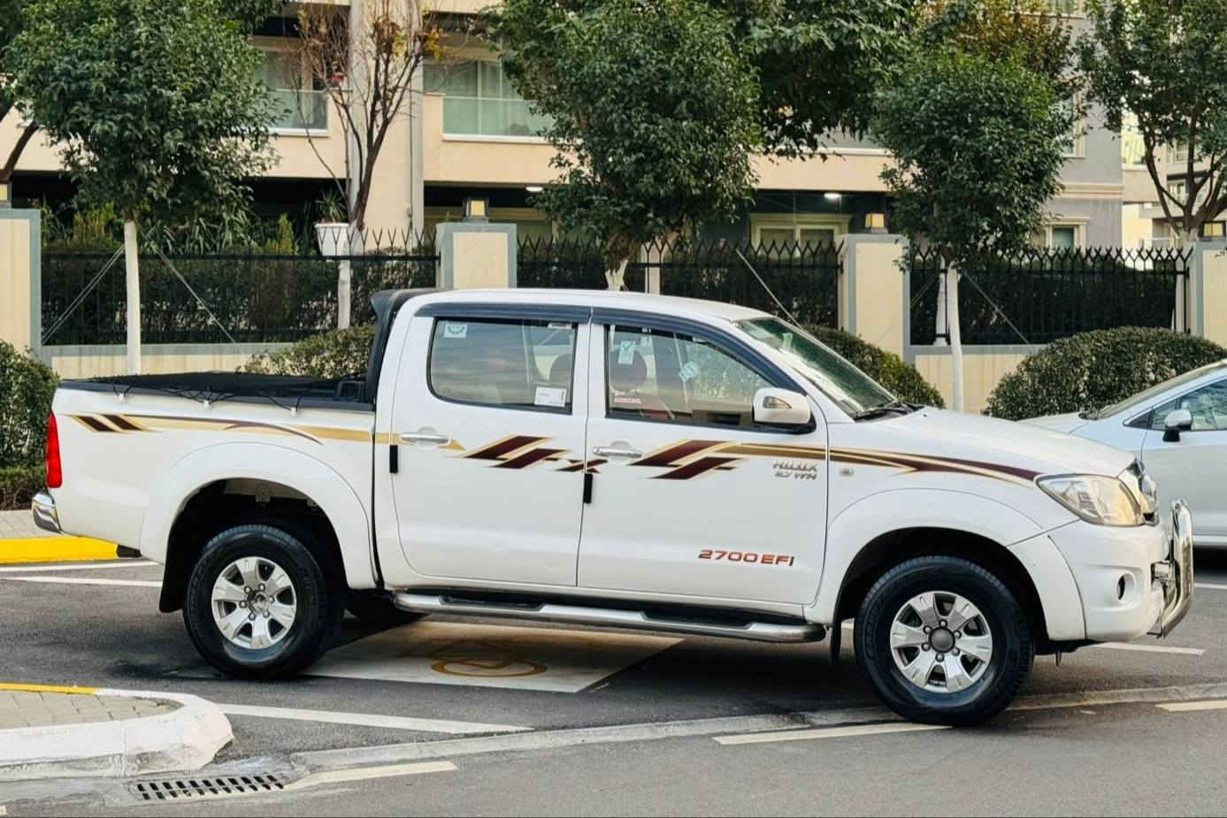 تويوتا هايلكس 2009 دبل أكسل أوتوماتيك
السيارة سعودية (بنزين)
4 نوافذ كهرباء، مرايا كهرباء
الداخل أحمر، نظيف وجديد جدًا
السنوية وجميع الأوراق مجددة لغاية 2030
باسم المالك مباشرة
الممشى 240,000 كم حقيقي
المحرك مفتوح، دخان / صرف / بخار على الشرط
4 إطارات جديدة
فقط قطعة دهان واحدة بالخلف مع خبطة خفيفة
لا توجد مشاكل أخرى، فقط بعض الخدوش البسيطة
ملاحظة: الرقم مع السيارة

🟦 السعر  _ الطلب في التعليقات سيأتي إليك مباشرة 
                  فقط على الصفحة مو على كروب

أرقام التواصل (فايبر وواتساب): *********** ***********
