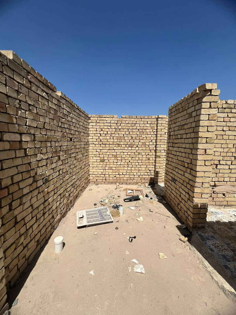 ‏السلام عليكم دونم البيع في النهروان قرب صيطره بشارع البزل الواجهيه 39ونص ونزال 65 مبني 400هيكل مسكف البيت سندويج ما عده الستقبال وصاله ضيوف واصله كهرباء   تاسيس  ماي ومجاري  بي 3غرف نوم 4في 5 وصاله داخليه وصاله خارجيه 7في 7 وستقبال  4في 10 وكلدور وصحيات خارجيه وداخليه  ومطبخ حار بارد 4في 4 عقد 17  سعره 80وبي مجال  رقم الهاتف ***********

