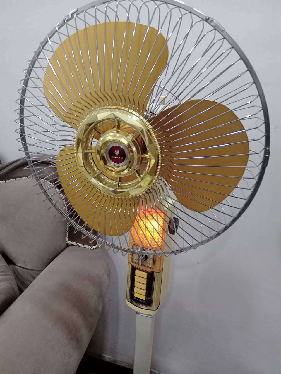 متاح ٢ مراوح سانيو عاموديه  ياباني نظافه عاليه جدا خاليه من اي عطل مكان بغداد ***********
