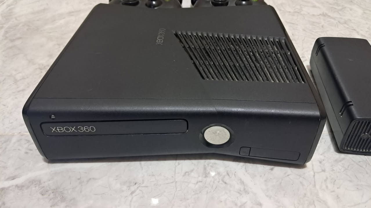 اكس بوكس 360 للبيع الجهاز نضيف نضافه كاملة ما مفتوح ابد ولا داخل صيانه و ويه ملحقاته كامله و ويه 4 يدات و هارد داخلي سعته 250 جيجابايت و بي 27 لعبه ويدعم اقراص 
السعر 100 الف قفل 
***********
