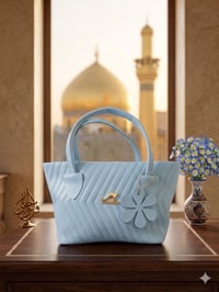 جمالها يحجي عن نفسه! 😍 اللون يجنن والتفاصيل خيال.. الجنطه اللي تكمل كش...