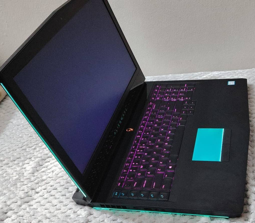 تحية طيبة للجميع 
متوفر لاب توب كيمنك للبيع 
السعر  545 الف شامل التوصيل

DELL ALIENWARE GEMING
MONITOR 17 INCH 1920X1080 
CPU I7 8750H 6 CORE 12 THERADS 
GPU GTX 1070 8GB 
RAM 8X2 16GB DDR4
GPU INTEL UHD
SSD 512 GB 
KEYBOARD RGB

ملاحضة نضافه فول بس بطاريه تعبانه يرادلها تبدل الباقي كلو بشرط
مكاني موصل توصيل موجود 
للتواصل *********** واتسب
