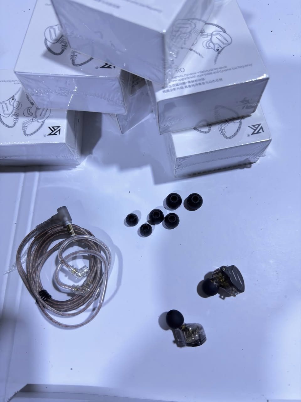 سماعات احترافيه KZ ZSN PRO (نسخة Classic Upgrade)

• الصوت: نظام محركات هجين (Hybrid Drivers) لصوت كريستالي وبيس عميق.
• التصميم: هيكل متين من الزنك وسلك احترافي قابل للفصل.
• العزل: عزل ضوضاء خارجي ممتاز لتجربة استماع هادئة.
• الحالة: جديدة (بالكارتون) مع كافة الملحقات.

السعر 15 الف دينار عراقي 

متوفر كمية 10  قطع بسعر مناسب


**إذا كنت صاحب هذا الإعلان وتريد حذفه لأي سبب، رجاءا أرسل رسالة إلى الدعم الفني**