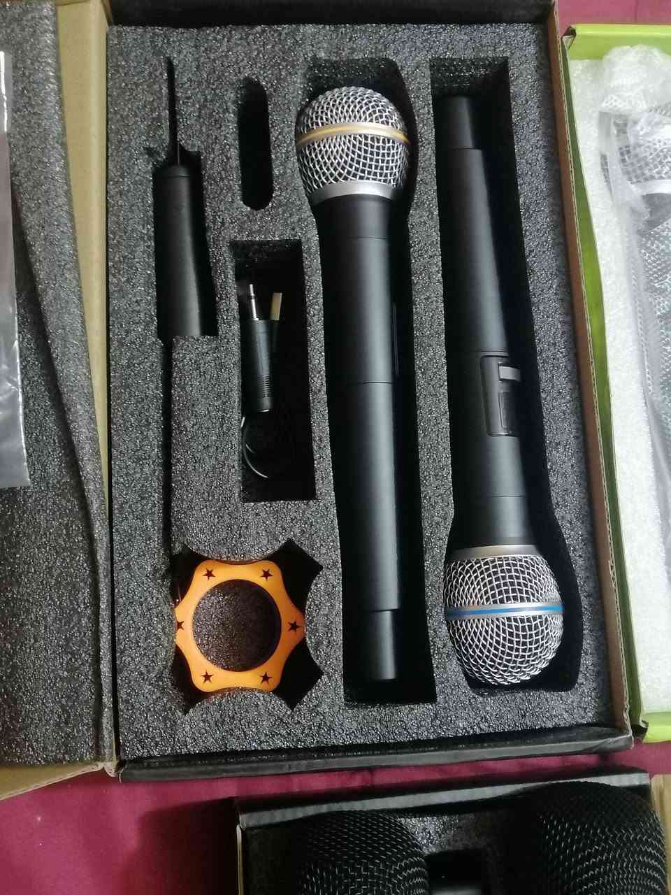 1 مضخم صوت ستيريو من نوع Woopker AK45، وهو جهاز رقمي صغير الحجم مصمم للاستخدام المنزلي أو في السيارات.المميزات التقنية: يدعم الجهاز تقنية البلوتوث 5.0 للاتصال اللاسلكي، ويحتوي على مدخلات لبطاقة SD، وفلاش USB، وراديو FM، بالإضافة إلى مدخلين للميكروفون لاستخدامات الكاريوكي.الطاقة والتحكم: يوفر المضخم طاقة قصوى تصل إلى 300 واط لكل قناة، مع مقبض رئيسي للتحكم في مستوى الصوت، ومقابض منفصلة لتعديل الجهير (Bass) والتربل (Treble).التصميم: يأتي الجهاز بواجهة أمامية تحتوي على شاشة عرض LED ومفاتيح للتحكم في وضع التشغيل (Mode) وتخطي 

2/سماعات  الماركة: Aiwaالموديل: SX-LEM50المقاومة الكهربائية: 6 أوم (6 Ohms)مادة الصنع: هيكل من الخشب بلون البلوط مع غطاء شبكي رماديالارتفاع التقريبي: 25 سنتيمتر

3/ مايكات عدد 3 ماركت مختلفه  

4/ مشغل كرامافون + وراديو+ واوكس   سحب الراديو قوي وصوت واضح  سماعات داخليه وتنربطله خارجيه  

تريد شلع تريد كلمن وحده ويوجد توصيل 

المايكات الباكيت بي ثنين كل باكيت  ب 25 

لكرامفون  على 35

المضخم  35

السماعات ايوا ياباني الصنع  35

توصيل لكل المحافظات 6 الف


**إذا كنت صاحب هذا الإعلان وتريد حذفه لأي سبب، رجاءا أرسل رسالة إلى الدعم الفني**