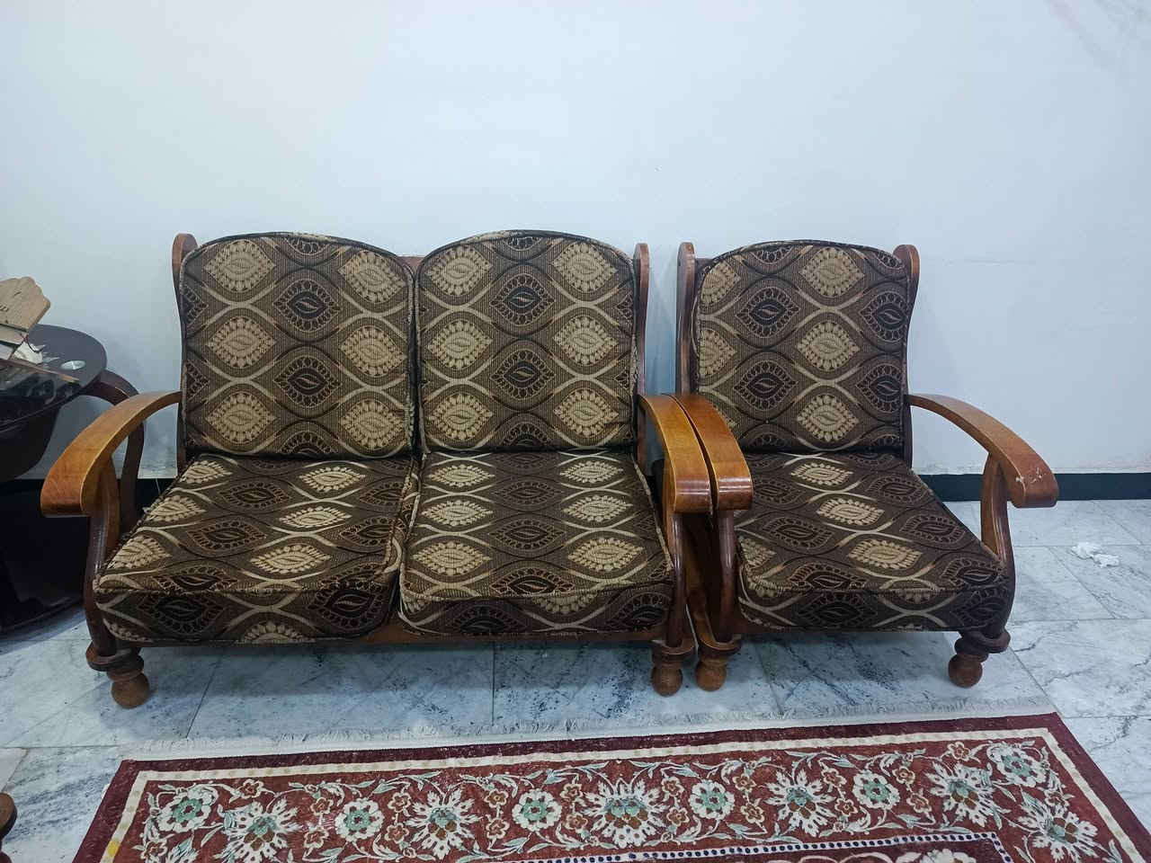 تخم 7 مقاعد خشب تكمة بعدة نظيف مابي كسر معروض ب 150 وبي مجال قليل ***********
