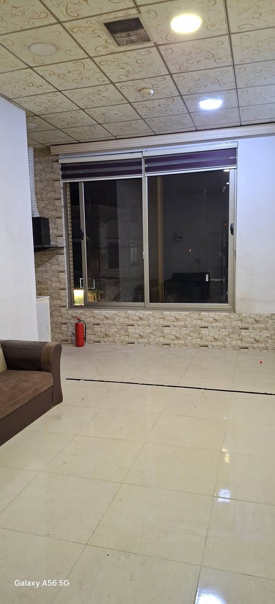 شقة مؤثثة للايجار منطقة شورش شارع حديد وخشب غرفة وصالة مؤثثة 
السعر 300 دولار
‏إيجارات اربيل:
***********
***********
