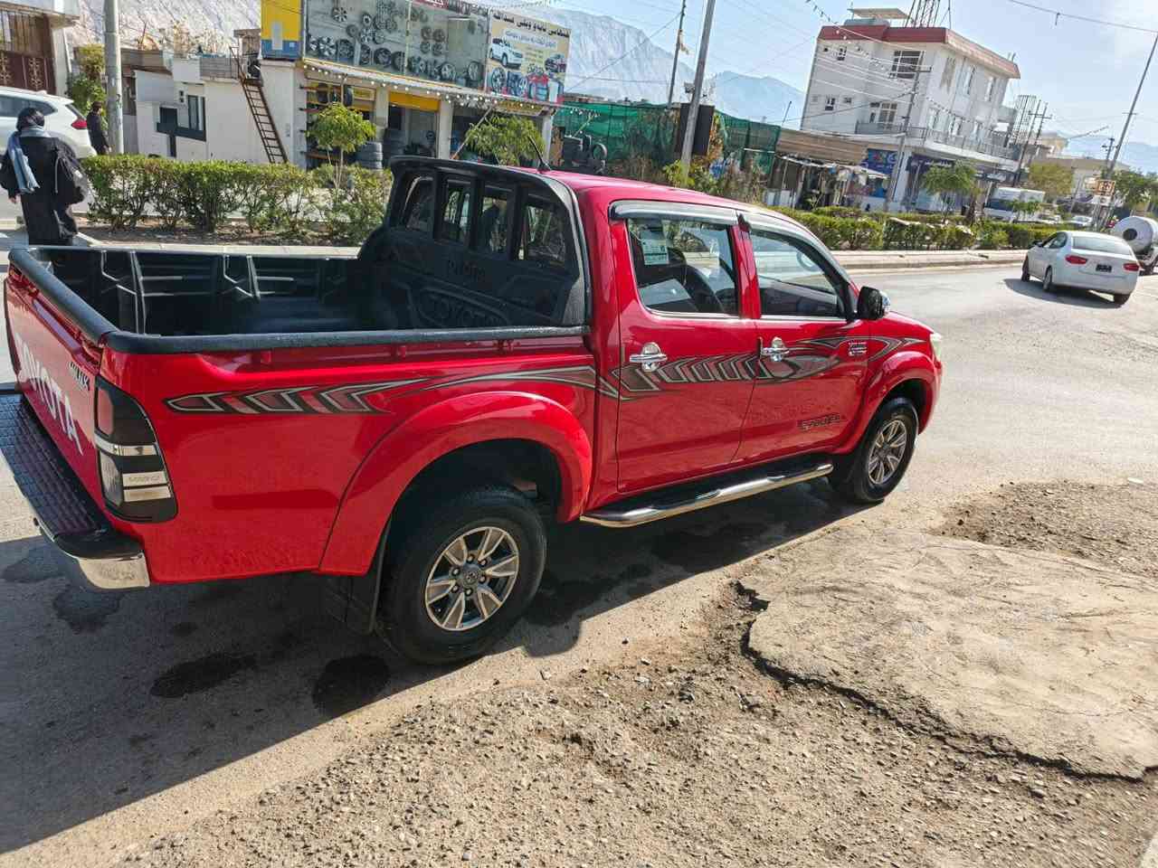 السلام عليكم 🎉سياره هايلوكس فور ويل موديل٢٠١٢اوتماتيك بليته و سنويه رقم سليمانيه مميز لل٢٠٢٨ماشيه ١٩٨الف محرك شرط ما مفتوح السياره مكفوله عدا الموضح بالسونار  السعر216وبيه مجالل
عنوان خان ظاري ابو غريب
رقمي ***********/***********
بًيَهّ بًآرکْوٌد بانزين ديالى
