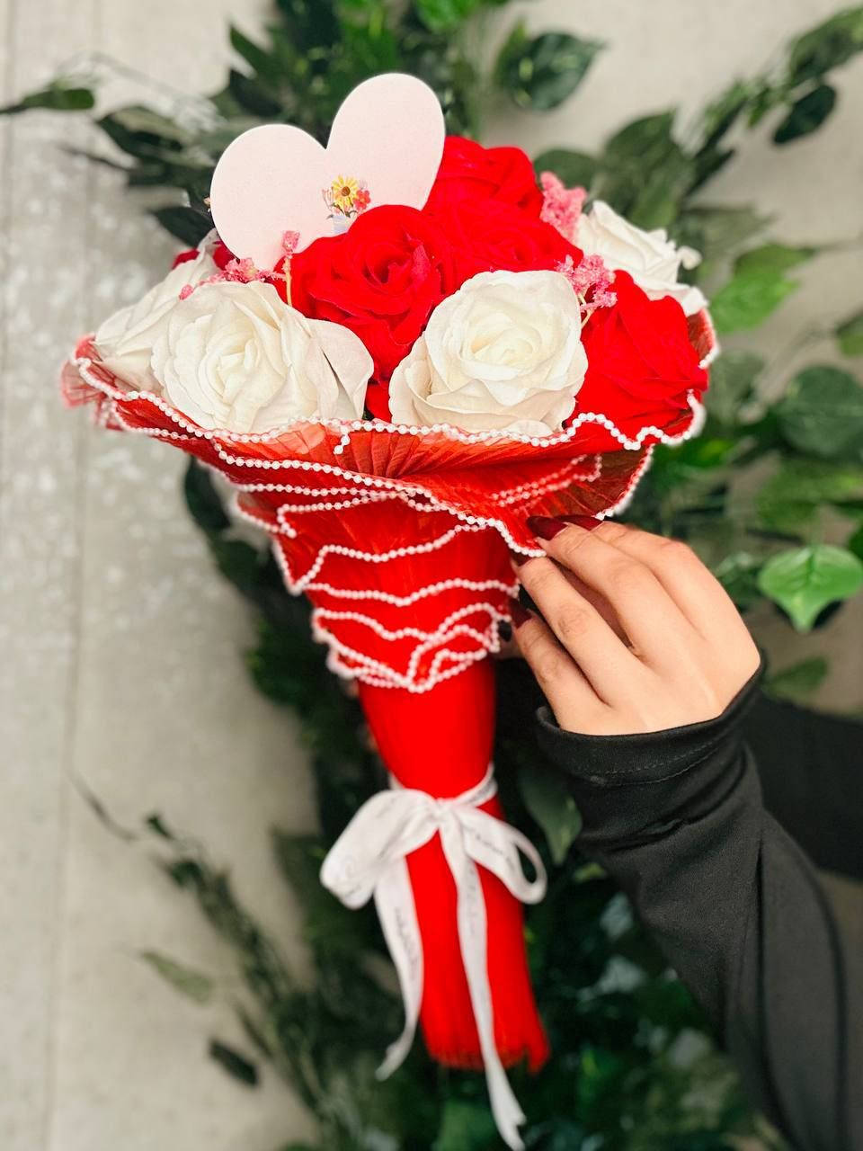 ️🌹 بوكي ورد عيد الحب… لما الورد يحچي عنك 🌹❤️
مو كل كلام ينكال ، بعضه يتهدّى 🌹💌
وبوكي الورد هذا يحچي حب صافـي من أول نظرة 😍✨

ورد أحمر ينبض عشق ❤️
ولون أبيض يرمز للصدق 🤍
تغليف فخم ولمسة ناعمة تخلي اللحظة ما تننسى 🌸✨

🎁 هدية بسيطة بالشكل
كبيرة بالإحساس
توصل كلمة أحبك بدون ولا حرف 💖
مناسب للحبيبة ❤️
للزوجة 👩‍❤️‍👨
أو مفاجأة تخلي القلب يبتسم من العمق ❤️
مع كارت عبر بهدية تحچي عنك 💌


**إذا كنت صاحب هذا الإعلان وتريد حذفه لأي سبب، رجاءا أرسل رسالة إلى الدعم الفني**