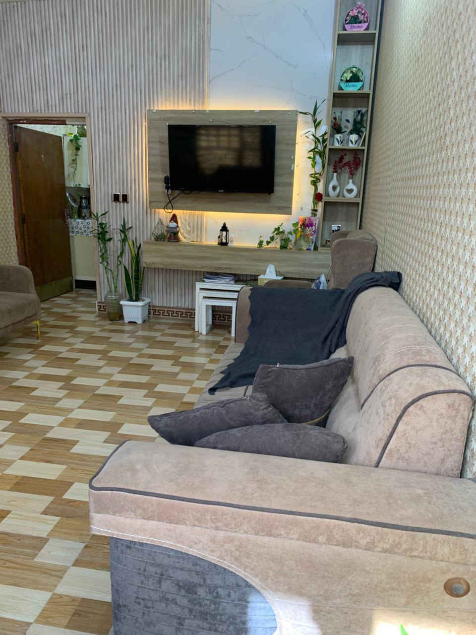 بيت للبيع في كاطون الرازي ١٠٠ متر طابقين  قرب. جامع الغفار قريب على ابو مشتاق الوكيل البيت كامل مابي نقص الطابق الثاني نفس الطابق الأرضي يحتوي على غرفتين وصحيات وصالة السعر المطلوب ١٢٠ وبي مجال بسيط رقم الهاتف ‏‪***********‬‏
