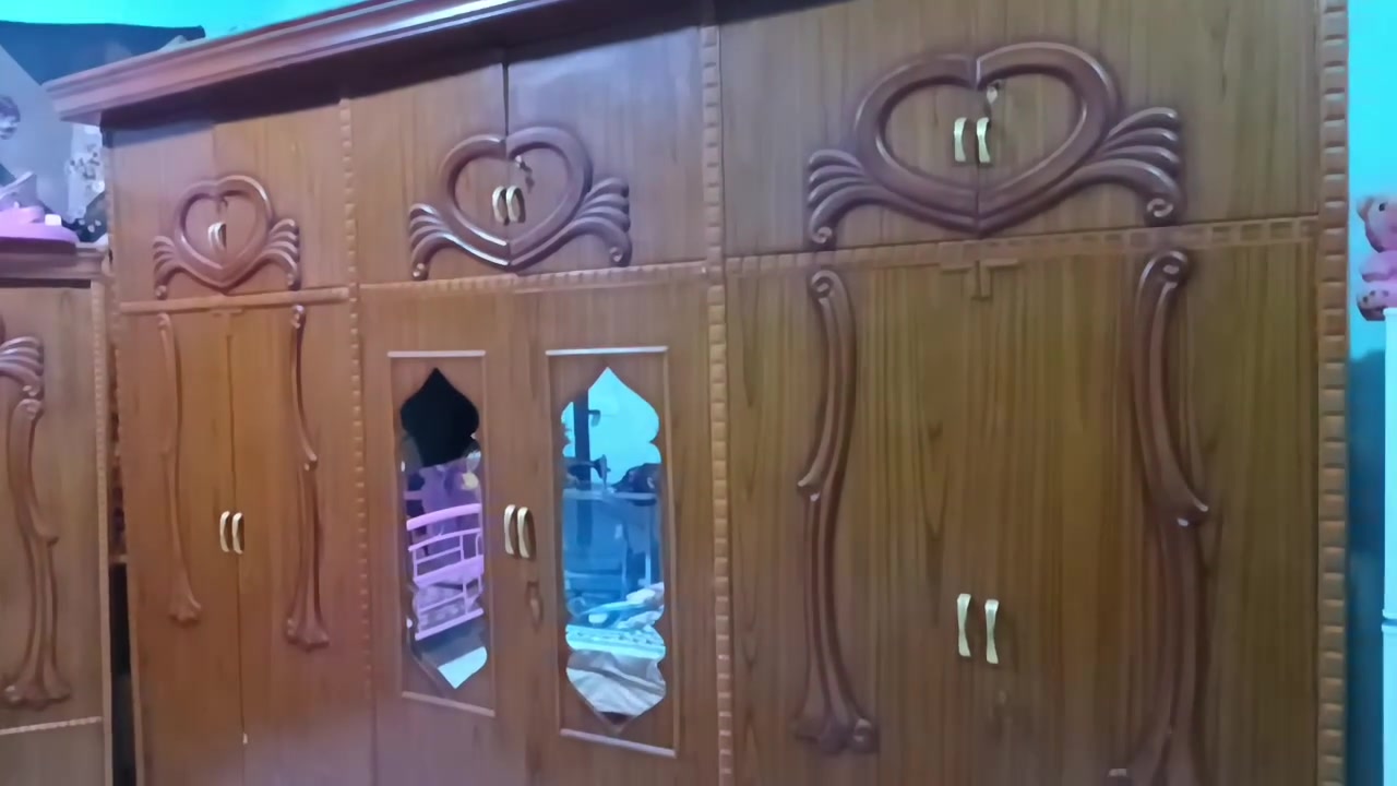 السلام عليكم عندي غرفة اخشاب للبيع كاطون الرازي تلفون ***********
