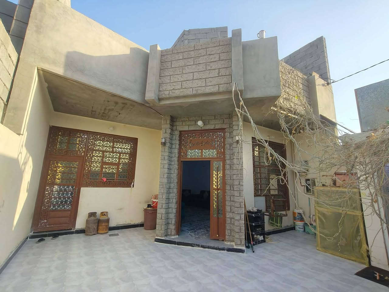 #دار_للبيع   طابو زراعي رسمي سند ٢٥  #حي_فدعم 
بداية الحي  خلف بيت فدعم الكبير مباشرة.  خدمات كاملة 
بيت بناء جديد وحديث  . سيراميك من باب الحوش للسطح 
سقوف .  مساحة ٢٠٠ متر .  يحتوي على غرفتين نوم مع صاله كبيرة مع استقبال مع مطبخ مع صحيات مع كراج سيارة مع حديقه.   
كذالك  هيكل طابق ثاني واصل للسكف.   
معرض للبيع بسعر مناسب   ٦٩ مليون فقط   سعرة جدا مناسب 
للإستفسار أكثر   ***********
