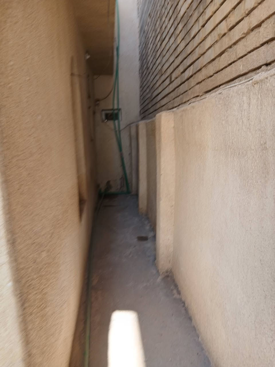 السلام عليكم يوجد دار للايجار مساحة ١٠٠ متر طابق ارضي نهاية شارع المشجر قرب جامع المهاجرين 
السعر ٤٠٠
للاستفسار واتساب ***********
