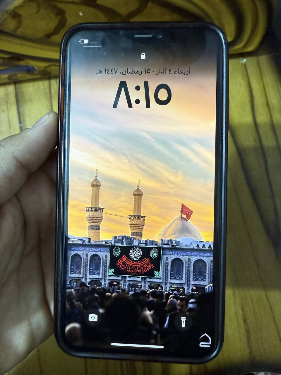 للبيع: آيفون اكس ماكس (iPhone XS Max) - ملك النظافة الداخلية 📱
جهاز بمواصفات عالية وسعر مناسب جداً، والتفاصيل بكل أمانة:
🔹 المواصفات:
• الذاكرة: 256 جيجابايت (مساحة كبيرة جداً).
• اللون: الذهبي الملكي (Gold).
• الفيس آيدي (Face ID): شغال 100% وبصمة الوجه طيارة.
• الشاشة: نظيفة جداً وواضحة (كما موضح بالصور).
🔹 حالة الجهاز (للأمانة التامة):
• البطارية: مبدلة 
• الظهر: يوجد كسر في الزجاج الخلفي (واضح بالصور)، الكسر خارجي فقط وما يأثر على الكاميرا أو الشحن أو الاستخدام نهائياً، وبمجرد وضع "كفر" يختفي تماماً.
• الإطار: نظيف جداً كما موضح في صور الحواف.
• باقي القطع كلها أصلية وشغالة بامتياز ومكفولة من أي نقص 
💰 السعر: 160 ألف دينار (وبي مجال بسيط جداً للشراي) 🤝
📍 المكان: بغداد - مدينة الصدر.
📞 للتواصل والاتصال: ***********
