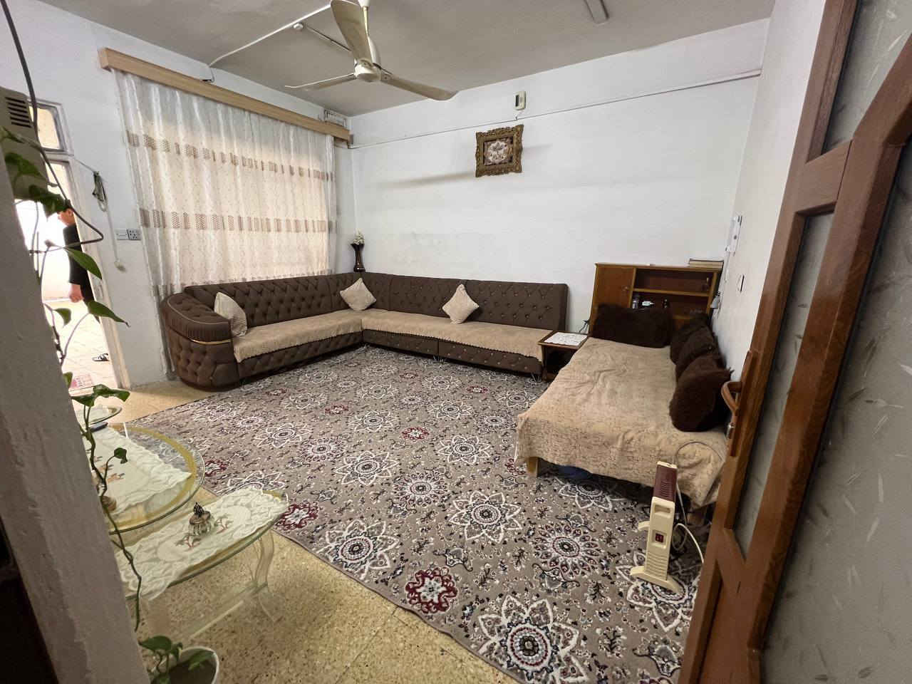 بيت في حي الامن 180 متر متكون من طابقين 
الطابق الاول استقبال وهول  ومطبخ وغرفة نوم وصحيات 
الطابق الثاني متكون من غرفتين نوم وهول وصحيات البيت صالح للسكن  للاستفسار  الاتصال على الرقم 
***********
‎0750 339 0806
