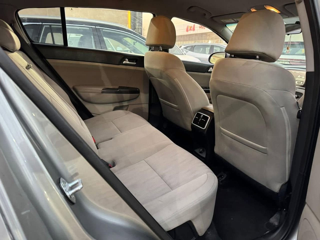 للبيع كيا سبورتج 2020 وارد امريكي
او مراوس بموديل ٢٤ 
السياره  ماشيه 71 الف كيلو
المحرك GDI
صور حادثها موجود بلمنشور
المواصفات 
تحكمات ستيرن جهتين 
ويل كب
شاشه كبيره
كامره دواره
نضام (سبورت -عادي- ايكو)
مانع انزلاق 
كروز سرعه
السياره رقم  بغداد
السياره حلوه و جاهزه ١٠٠٪؜  
السعر 160 ورقه
 رقم التلفون 
0790 132 1440

0770 442 6799
