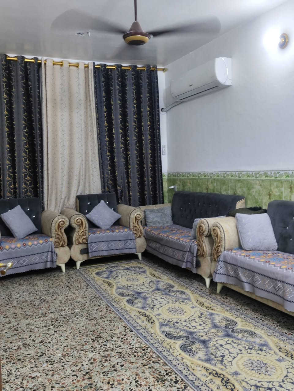 الدار للبيع المساحه 100 متر الواجهيه 5 والنزال 20 يحتوي على استقبال صاله مطبخين حار وبارد وحمام ويوجد باب ثاني على الفرع الثاني /الموقع الشعب حي الجزائر قرب روضة البنفسج /الرقم للأستفسار ***********
