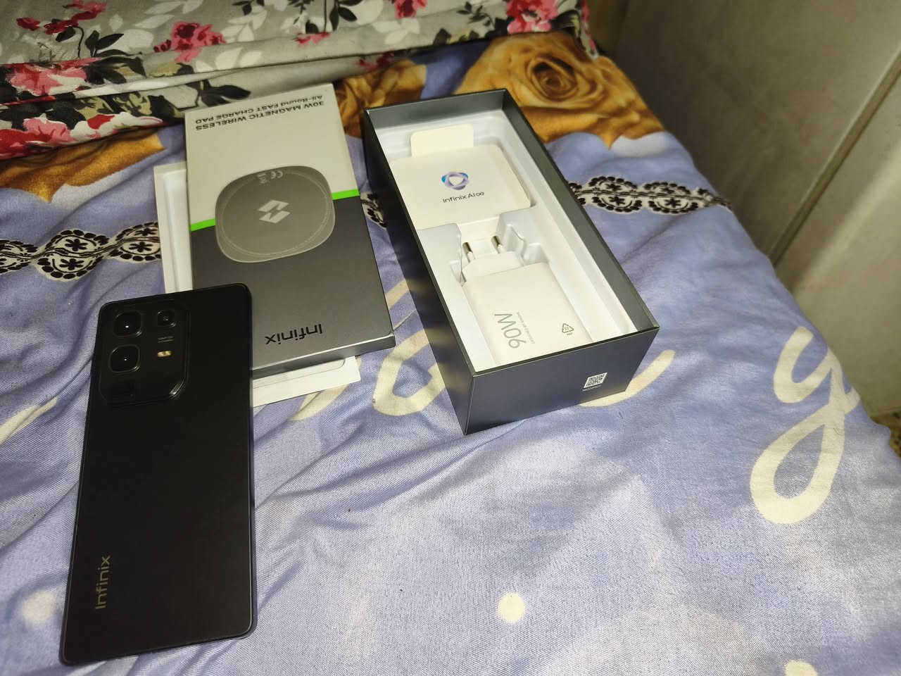 انفنكس نوت 50 برو اخو الجديد اغراضه بعدها مامفتوحه شاحنته مامفتوحه  مع الشاحن الواير ليس ذاكره 256 والجهاز غني عن التعريف ومعروف سعر الجديد بيش للمرواس او البيع بسعر 300 الف الي ياخذها كانما ماخذ جديد باكيته كامل فقط غلاف الباكيت شكوه الجهال مكاني مدينة الصدر او حي اور 
***********
