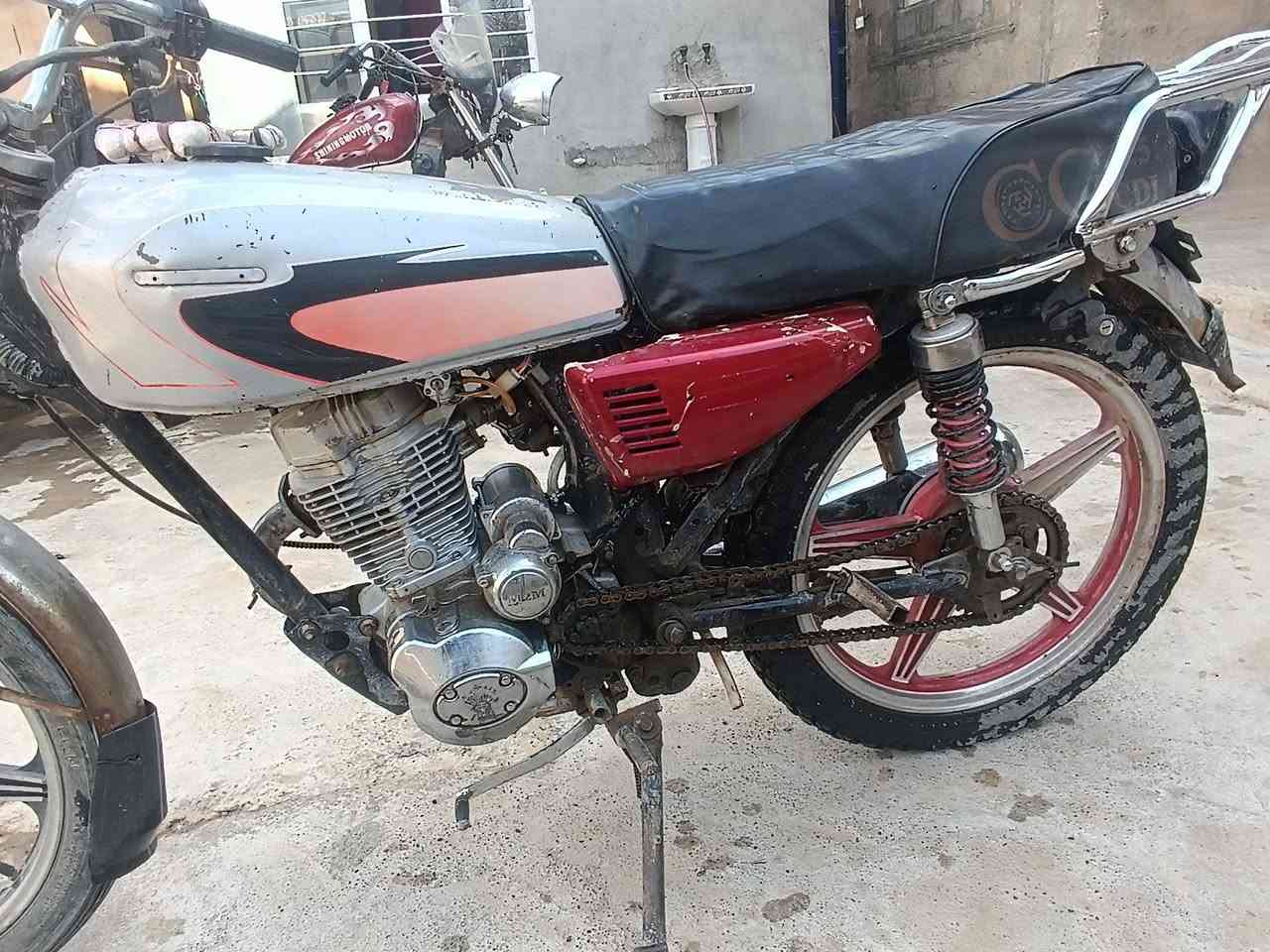 ألسلام وعليكم أخوان موطور بارت للبيع خمسه كير  السعر 165وبي مجال شي قليل مكينه خرسه لا صوت لاشيء***********
