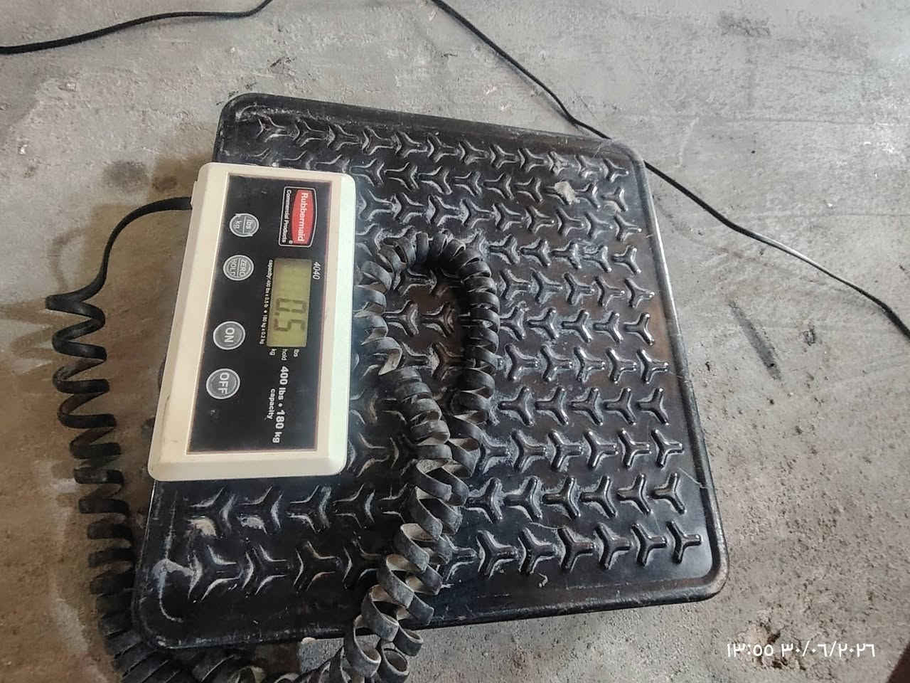 العنوان: ميزان تجاري أمريكي أصلي (Rubbermaid) للبيع - حالة ممتازة
للبيع ميزان تجاري من شركة Rubbermaid العالمية، الميزان معروف بمتانته ودقته العالية.
​المواصفات:
​الماركة: Rubbermaid Commercial Products (صناعة أمريكية معروفة بالجودة).
​السعة: يتحمل وزن لغاية 180 كيلوغرام.
​الأنظمة: يدعم نظامين للقياس (كيلوغرام kg - رطل lbs) مع إمكانية التحويل بينهما بضغطة زر.
​الميزات: يحتوي على خاصية التصفير وتثبيت القراءة (Hold) للأوزان.
​الاستخدام: مناسب جداً لأصحاب الورش، تجارة السكراب، المحلات التجارية، وللاستخدام المنزلي.
​الميزان نظيف جداً وعمله دقيق ومضبوط (مرفق صور توضح المواصفات والشاشة).
​
للاستفسار أو المعاينة:***********]
المكان: [حقلانيه

