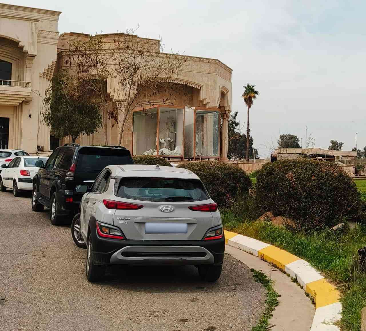 كونا لون اسمنتي موديل 2022 نوع المحرك: 4 سلندر سعة (2000 سي سي). السيارة نضيفة جدا جدا  رقم دهوك بااسمي

المحرك (دوش)
نظام الدفع: رباعي منحدرات
. أنظمة السلامة والرادارات (Safety & Tech)
تتميز هذه النسخة بمجموعة تقنيات
رادار أمامي (Forward Collision-Avoidance): للتنبيه من التصادم الأمامي.

أوتو بريك (Emergency Braking): نظام كبح تلقائي عند الطوارئ.
مثبت سرعة ذكي (Cruise Control): يحافظ على سرعة السيارة وثباتها في الطرق الخارجية.

نظام الحفاظ على المسار (Lane Keeping Assist): تنبيه وتصحيح المسار إلى.

الضرر المذكور: (بوند وجاملغ) في أمريكا مصلح.

الشاشة: شاشة لمس قياس 8 إنش تدعم Apple CarPlay و Android Auto.

كاميرا خلفية: عالية الدقة مع خطوط توجيهية.

وضعيات القيادة (Drive Modes): تشمل وضعيات (Normal, Sport, Smart)
حساسات إطارات: نظام مراقبة ضغط الهواء في الإطارات (TPMS).الموقع الموصل *********** السعر 150 ورقة
