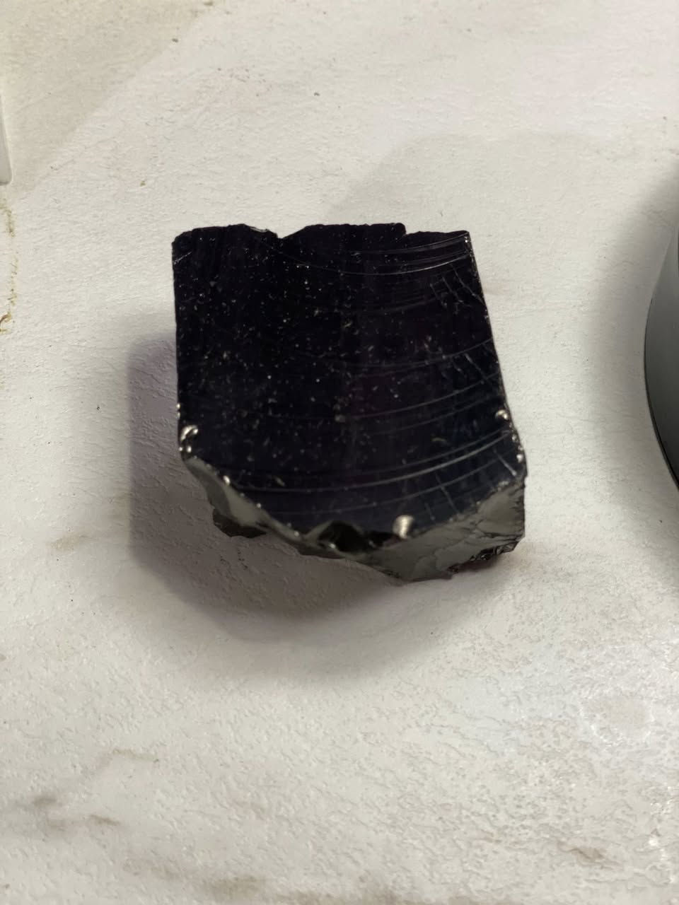 السلام عليكم 🫡 

هذه قطعة من زجاج الأندارا الكريستالي، والتي يُعتقد أنها نوع نادر من الأوبسيديان (الزجاج البركاني). 
يُزعم أن بلورات الأندارا هي زجاج طبيعي يأتي من مواقع محددة عالية الطاقة في شمال كاليفورنيا ونيفادا. 
يُقال إنها تحتوي على "إثيريوم"، وهو مزيج من 70 معدنًا، ولها خصائص علاجية قوية. 
تُعرف باسم "الكريستالات الرئيسية" بقدرات شفاء قوية لزيادة الاهتزاز والوعي. 
يتم تسويقها بأسعار مرتفعة، حيث تباع القطع الصغيرة بمئات أو آلاف الدولارات. 
ومع ذلك، يشير بعض الخبراء إلى أنها قد تكون في الواقع زجاج خبث (Slag glass) 
رقم الموبايل ***********
