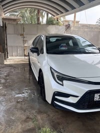 كورلا هايبرد 2025 (s) مواصفات ال s معروفه لون الداخل احمر ماشيه ٤٤ الف...